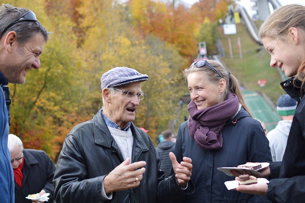 Alvine Holz (rechts) besucht zusammen mit ihren Eltern das erst Mal den Papengrund. Geschichten gibt es von Skisprung-Legende Helmut Recknagel. Foto: Henrik Nürnberger